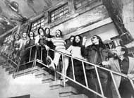 Bildende und musizierende Künstler auf der Treppe, die zum Schacht 3 führt, 1974